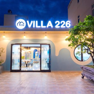 💥 💥 KHAI TRƯƠNG Villa Thuỳ Vân ( Đi bộ ra biển 100m - Villa trệt không lầu) 📍 Địa chỉ: 81/7 Thuỳ Vân, Phường 2, TP. VT ---- 🚩 Diện tích hơn 400m2 ( Trệt không lầu ) 🚪 6 phòng ngủ, 9 giường lớn + 1 giường 2 tầng 7 WC (2 phòng đơn, 4 phòng đôi) ✅ Có nệm thêm khi số lượng khách vượt quá giường nằm tiêu chuẩn. 🛋 Nội thất hiện đại, mới 100% , thiết kế dễ thương. 🎤 Karaoke 2 mic cực cháy 🔥 🎱 Bàn bida lỗ siêu xịn 🌊 Hồ bơi 50m2 có sục massage jacuzzi, thác nước đôi. Độ sâu hồ người lớn 1m3, hồ trẻ em 0.7m. Trang bị áo phao đầy đủ. 🌿 Sân lớn 200m2, đậu xe rộng rãi, thoải mái vui chơi. ♨ BBQ ngoài trời view hồ bơi cực chill, thoáng mát. ⛱ Cách biển chưa đến 100m, đi bộ 1 phút. 🍲 Bếp BBQ, bếp cồn, bếp gas, dụng cụ bếp đầy đủ. Gia vị cơ bản. 🛁 Khăn tắm, dầu gội, sữa tắm, bàn chải đánh răng, máy sấy bàn ủi... 🌸 Sức chứa tiêu chuẩn 15 khách ( tối đa 30khách, thêm nệm - có phụ thu ) ----- ❌ Sân to đậu xe thoải mái ( xe dưới 25 chỗ ) ❌ Xe trên 25 chỗ sẽ đậu ngoài đường lớn Thuỳ Vân, nhà nước thu phí 150-300k