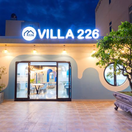 💥 💥 KHAI TRƯƠNG Villa Thuỳ Vân ( Đi bộ ra biển 100m - Villa trệt không lầu) 📍 Địa chỉ: 81/7 Thuỳ Vân, Phường 2, TP. VT ---- 🚩 Diện tích hơn 400m2 ( Trệt không lầu ) 🚪 6 phòng ngủ, 9 giường lớn + 1 giường 2 tầng 7 WC (2 phòng đơn, 4 phòng đôi) ✅ Có nệm thêm khi số lượng khách vượt quá giường nằm tiêu chuẩn. 🛋 Nội thất hiện đại, mới 100% , thiết kế dễ thương. 🎤 Karaoke 2 mic cực cháy 🔥 🎱 Bàn bida lỗ siêu xịn 🌊 Hồ bơi 50m2 có sục massage jacuzzi, thác nước đôi. Độ sâu hồ người lớn 1m3, hồ trẻ em 0.7m. Trang bị áo phao đầy đủ. 🌿 Sân lớn 200m2, đậu xe rộng rãi, thoải mái vui chơi. ♨ BBQ ngoài trời view hồ bơi cực chill, thoáng mát. ⛱ Cách biển chưa đến 100m, đi bộ 1 phút. 🍲 Bếp BBQ, bếp cồn, bếp gas, dụng cụ bếp đầy đủ. Gia vị cơ bản. 🛁 Khăn tắm, dầu gội, sữa tắm, bàn chải đánh răng, máy sấy bàn ủi... 🌸 Sức chứa tiêu chuẩn 15 khách ( tối đa 30khách, thêm nệm - có phụ thu ) ----- ❌ Sân to đậu xe thoải mái ( xe dưới 25 chỗ ) ❌ Xe trên 25 chỗ sẽ đậu ngoài đường lớn Thuỳ Vân, nhà nước thu phí 150-300k